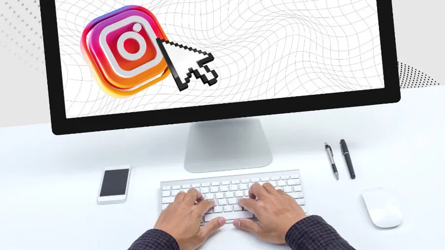 Fotografía tipo POV de unas manos sobre un teclado usando Instagram en PC